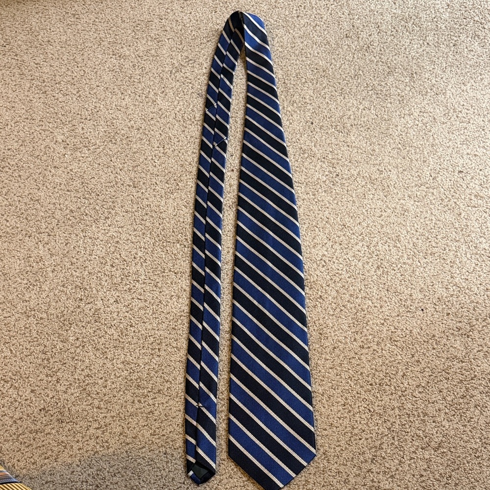 Elegant Navy and White Striped Tie